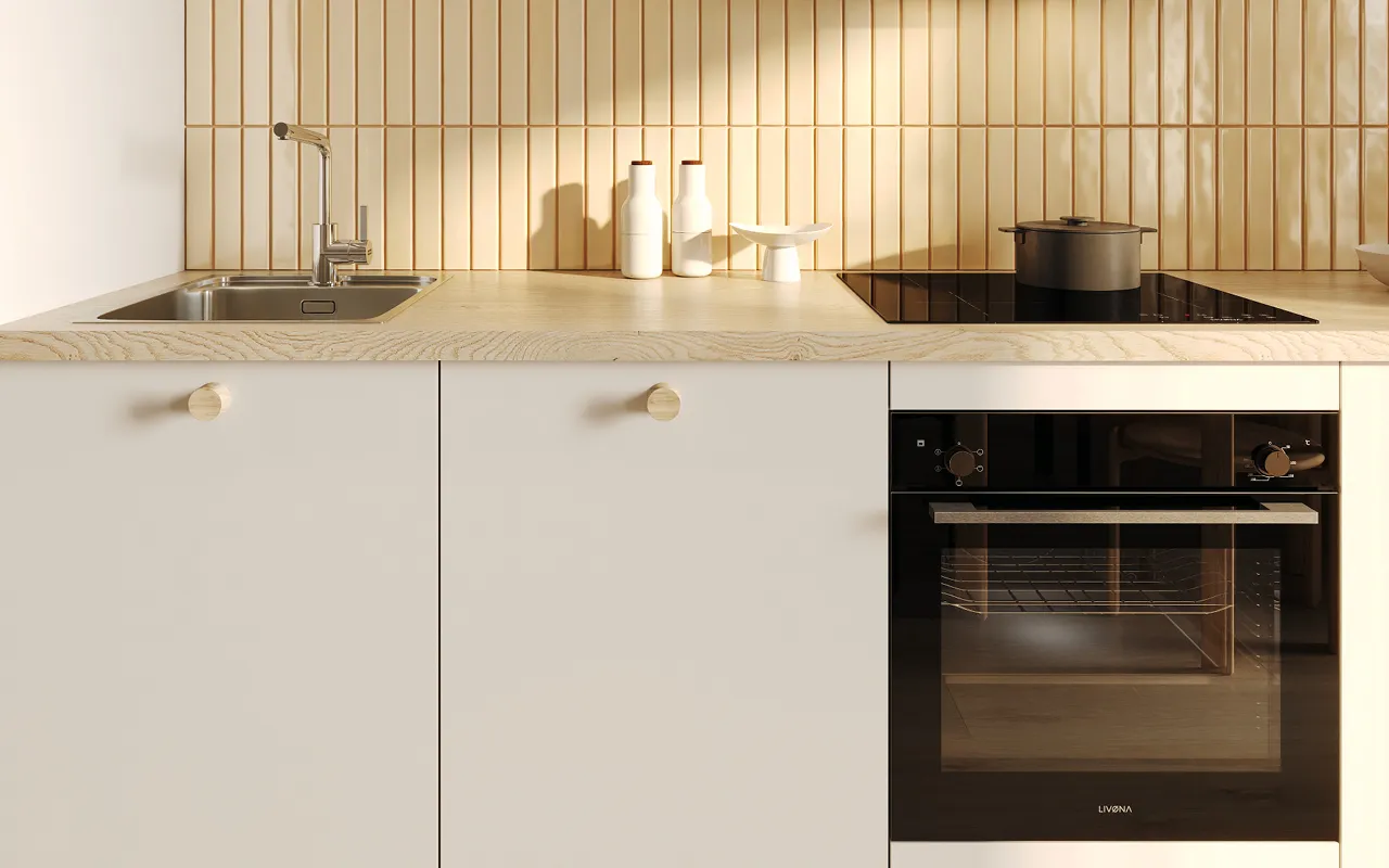 Minimalistische Küche mit heller Front, Holzarbeitsplatte und vertikaler Fliesenrückwand. Moderne Kücheneinrichtung mit stilvollem Design und harmonischer Farbgestaltung.